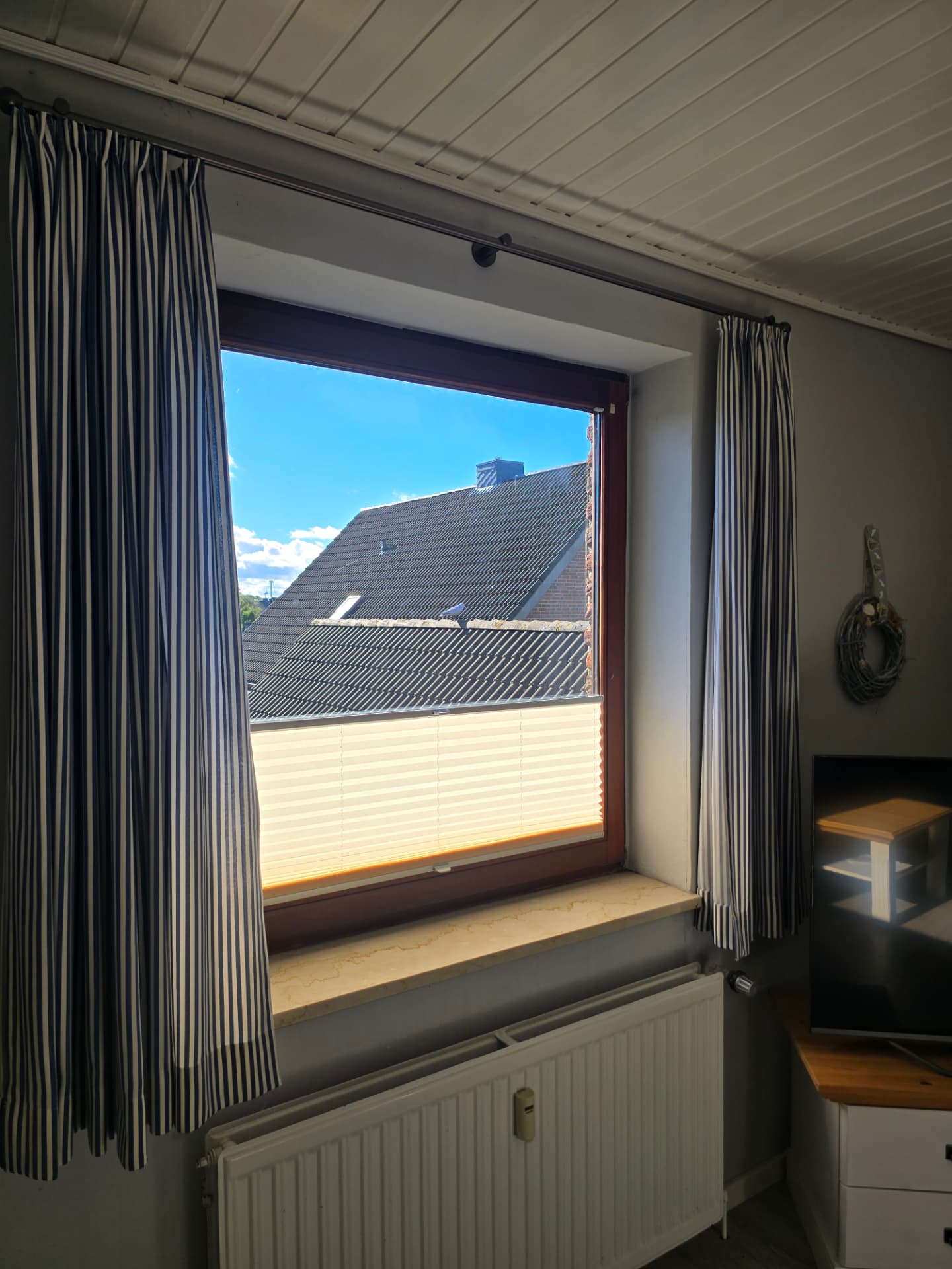 Blick aus dem Wohnbereich-Fenster über die Dächer von Burgstaaken