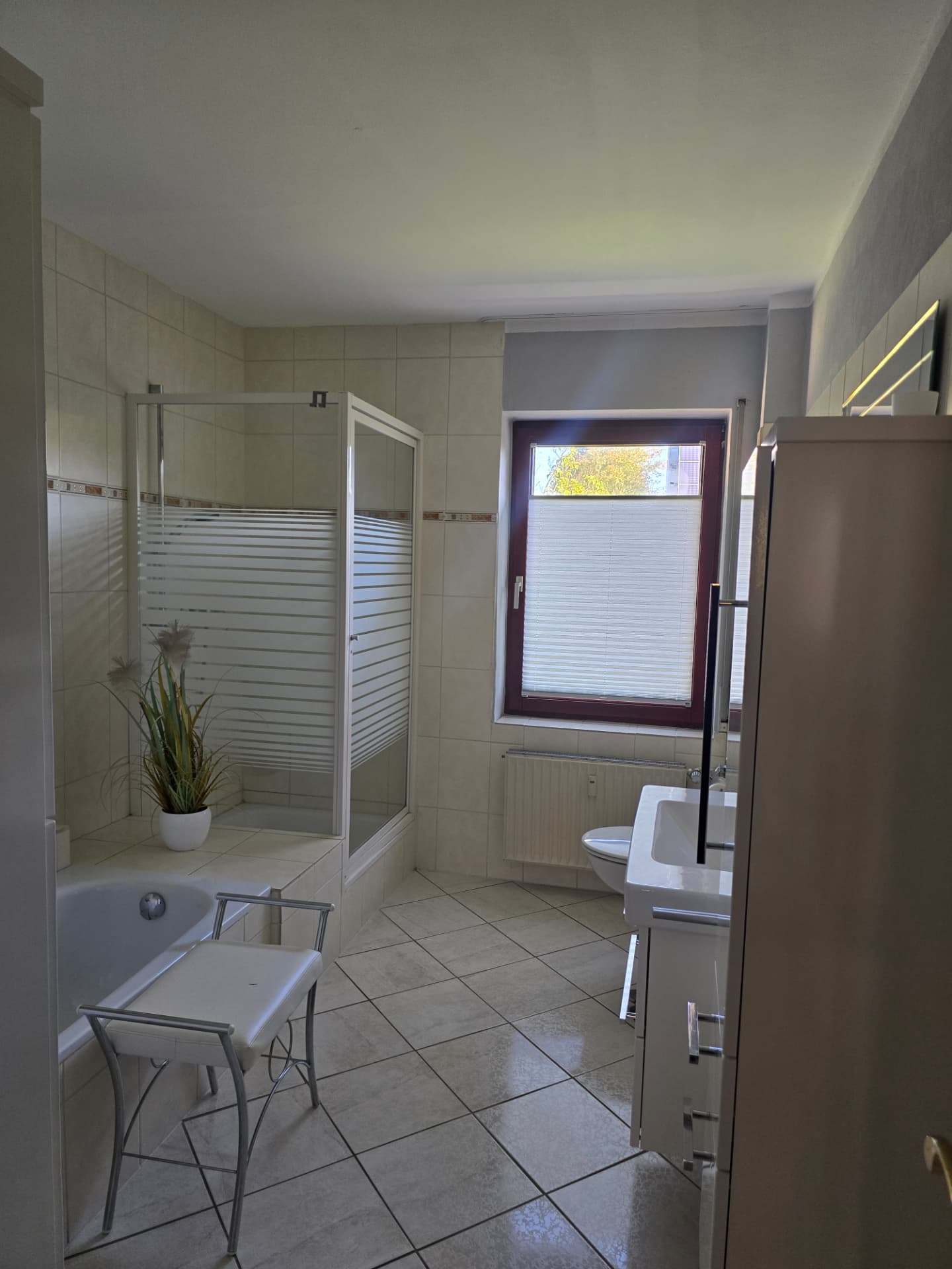 Badezimmer mit Dusche, Badewanne und WC im See Möwe Haus