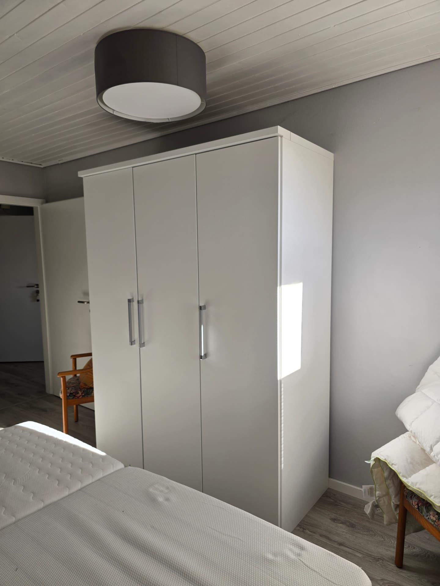 Weißer Kleiderschrank mit drei Türen im Schlafzimmer des See Adler