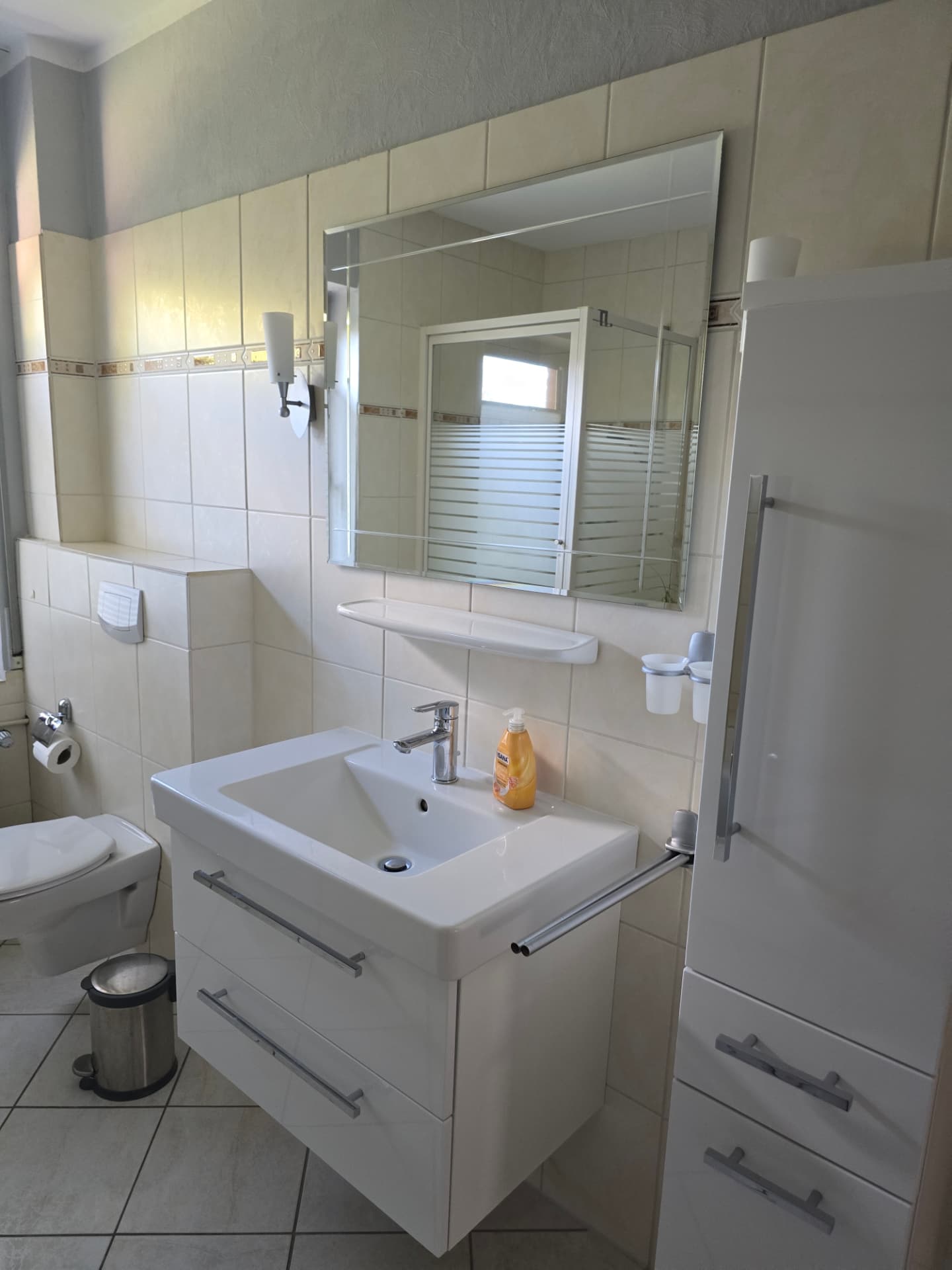 Waschtisch mit Spiegelschrank im Badezimmer des See Möwe Hauses