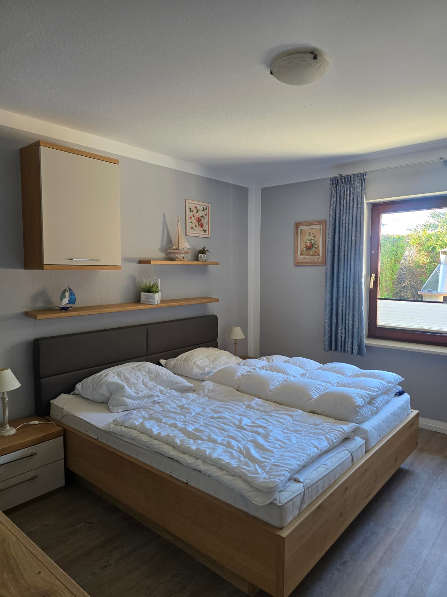 Große Schrankwand in Holz und Weiß im zweiten Schlafzimmer