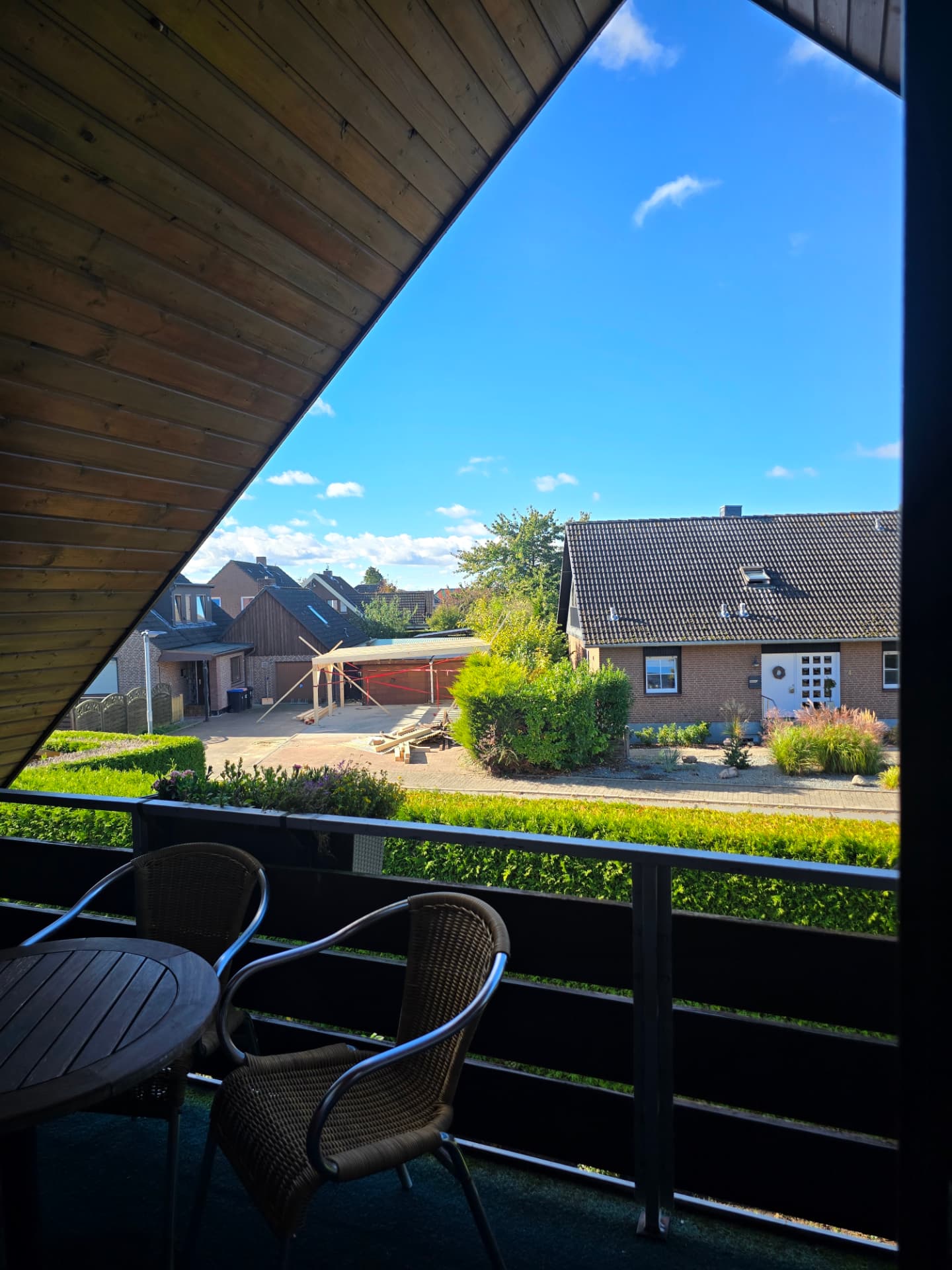 Blick vom überdachten Balkon über die Dächer von Burgstaaken