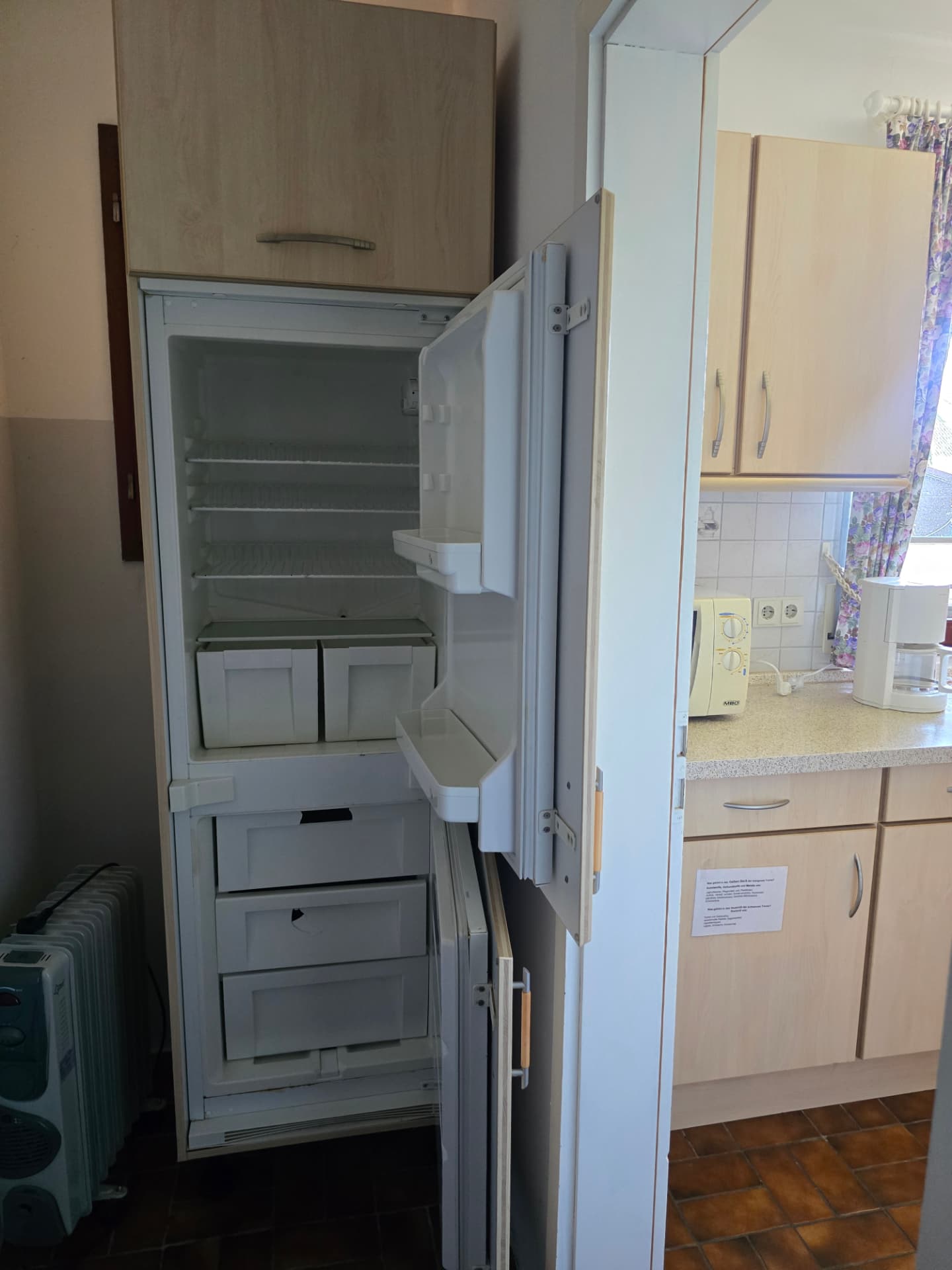 Geöffneter Kühlschrank mit Gefrierfach in der Küchenzeile