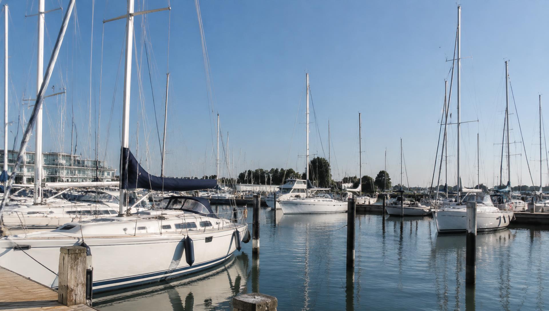 Segelyachten im Yachthafen Burgtiefe bei ruhigem Wasser